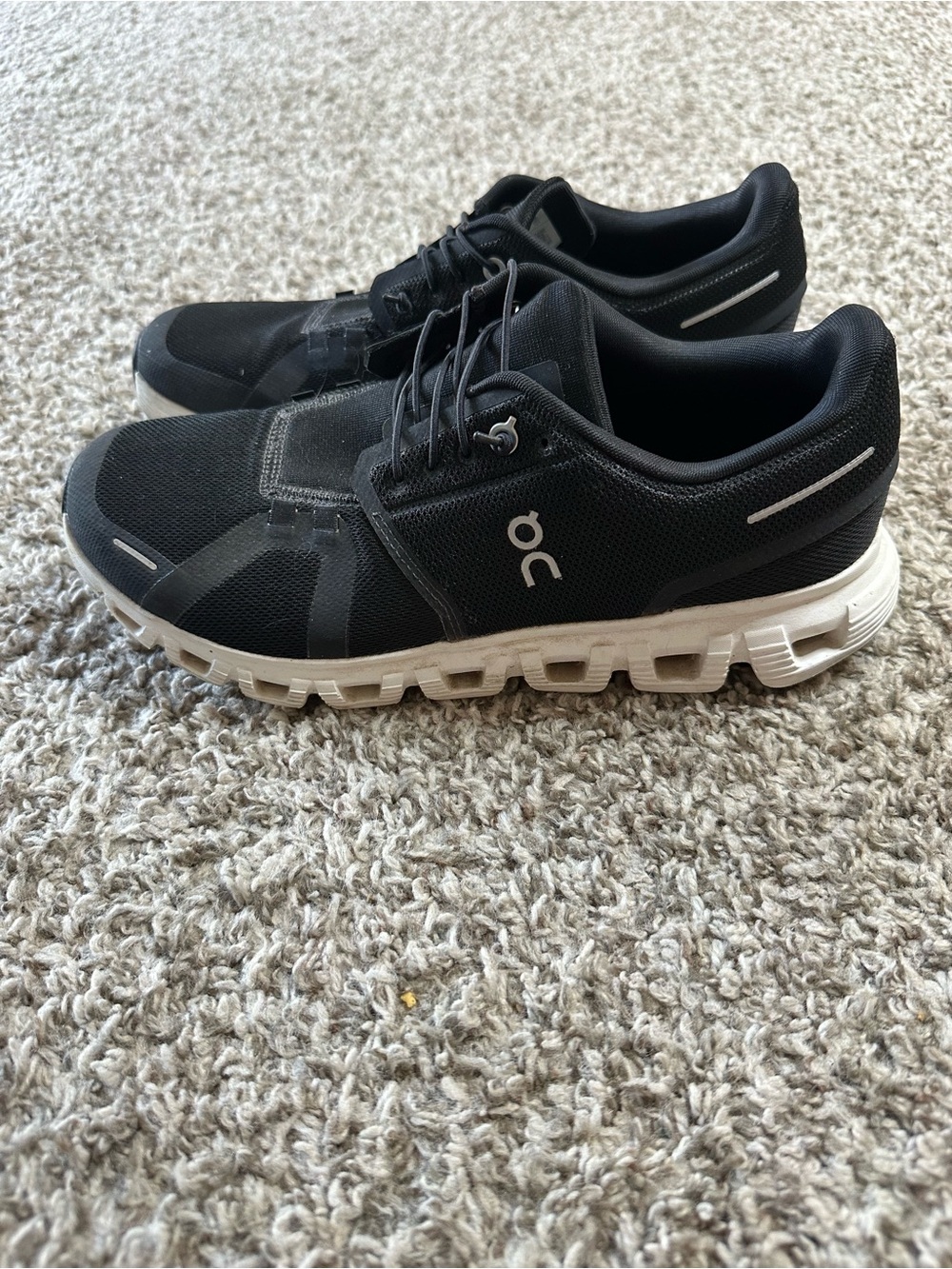 🤍🖤 On Running Men’s Athletic Sneakers in Black and White - size 8.5 🖤🤍
